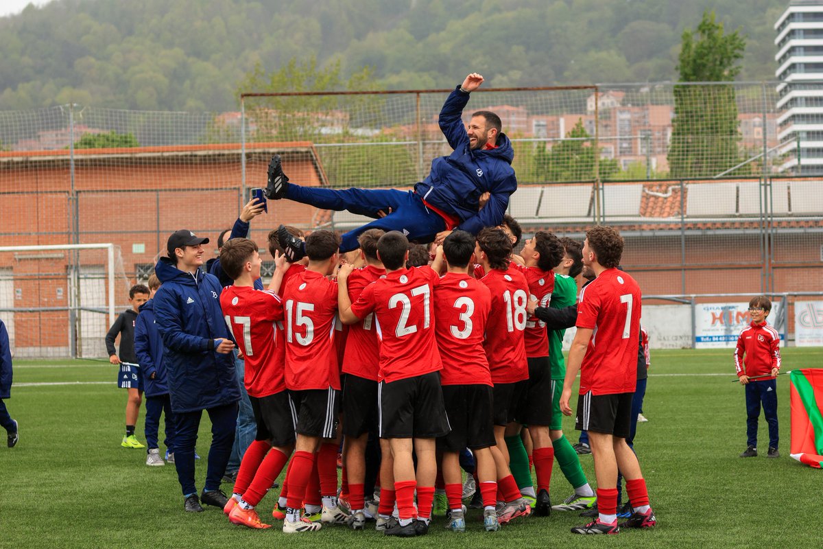 IkerGlez10's tweet photo. 🏆 Txapeldunak 24/25 Div. de Honor Juvenil Bizkaia.
📝 En mi primera temporada completa como entrenador la experiencia no ha podido ser más positiva.
🤝 Eskerrik asko jokalari, teknikari eta @DanokBatClub 
Haría ez dadila eten! Seguimos ⚽♥️🖤 https://t.co/rN3zCmj8VS