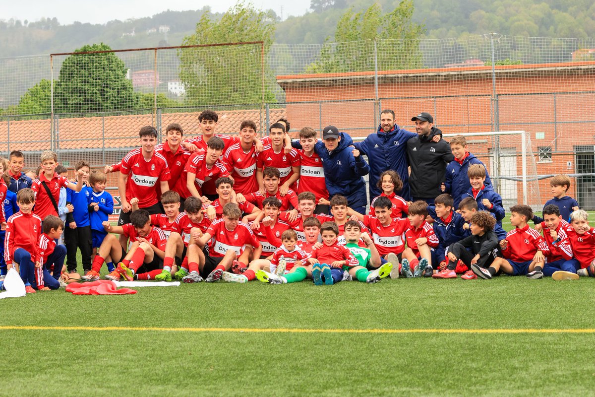 IkerGlez10's tweet photo. 🏆 Txapeldunak 24/25 Div. de Honor Juvenil Bizkaia.
📝 En mi primera temporada completa como entrenador la experiencia no ha podido ser más positiva.
🤝 Eskerrik asko jokalari, teknikari eta @DanokBatClub 
Haría ez dadila eten! Seguimos ⚽♥️🖤 https://t.co/rN3zCmj8VS