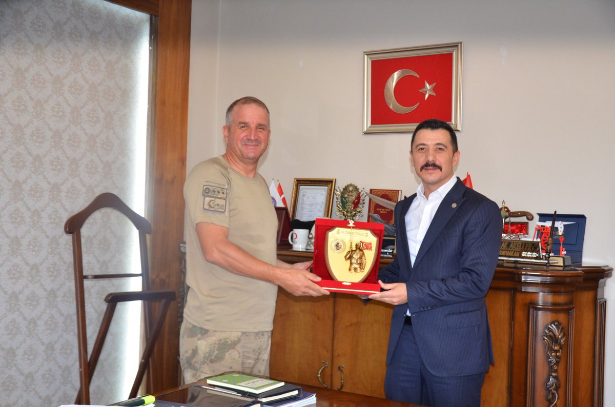 Lice Jandarma Komando Alay Komutanı J.Kd.Alb. Ramazan ERKUL, görev yeri değişikliği nedeniyle Kaymakamımız Sayın Burak AKELLER'e veda ziyaretinde bulundu.

Kaymakam AKELLER, Albay ERKUL’a ilçemizdeki hizmet ve katkılarından ötürü teşekkür ederek, yeni görev yerinde başarılar