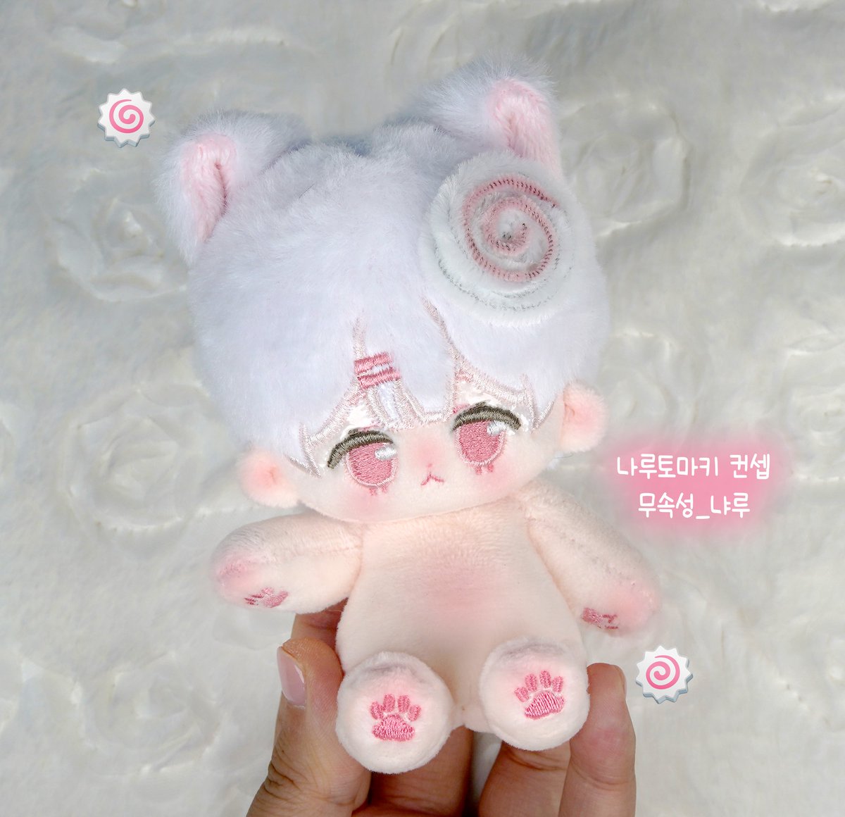 #무속성_냐루
나루토마키+고양이 컨셉인 ‘냐루’입니다!🍥
머리에 자유롭게 나루토마키 머리핀을
탈부착할 수 있습니다🩷

이번 솜프리10 행사때 극소량으로 판매합니다🙇‍♀️