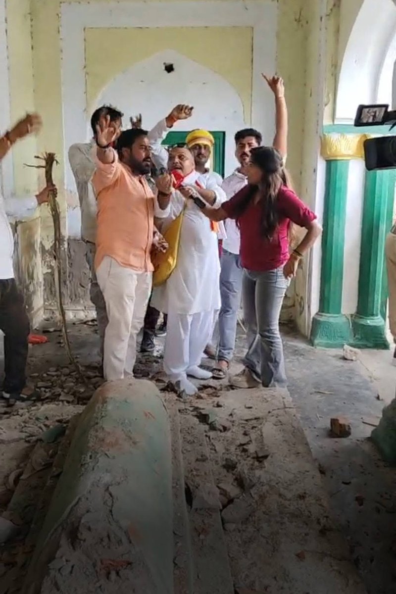 आज सत्ता की हनक के बल पर पुलिस की मौजूदगी में, हजारों की भीड़ ने सदियों पुराने अब्दुस समद मकबरे को आखिर निशाना बना ही लिया और मकबरे में तोड़फोड़ के साथ ही भगवा झंडे लगा दिए। ये साफ तौर से प्रशासन की चूक रही कि इतनी भीड़ को वहां इकठ्ठा होने दिया गया जब कि कई दिन पहले ही