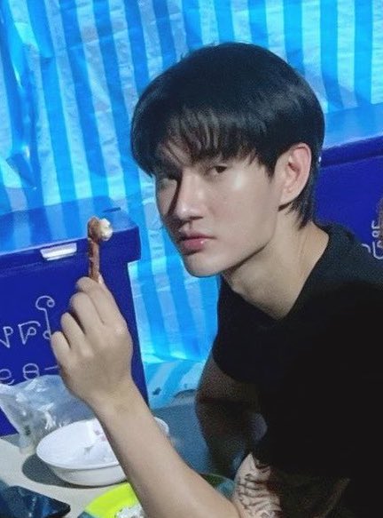 อยากพิมพ์อะไรสั้นๆแล้วได้ใจความ “สวย” ความผมลงไม่เซต จมูกโด่ง หน้าใส ปากอมชมพู  😭😭😭ขนาดกำลังกินไก่ยังสวยเลย รอยสักไม่ต้านต่อความสวยนี้สักนิด

#pavelphoom #สิงสาลาตาย