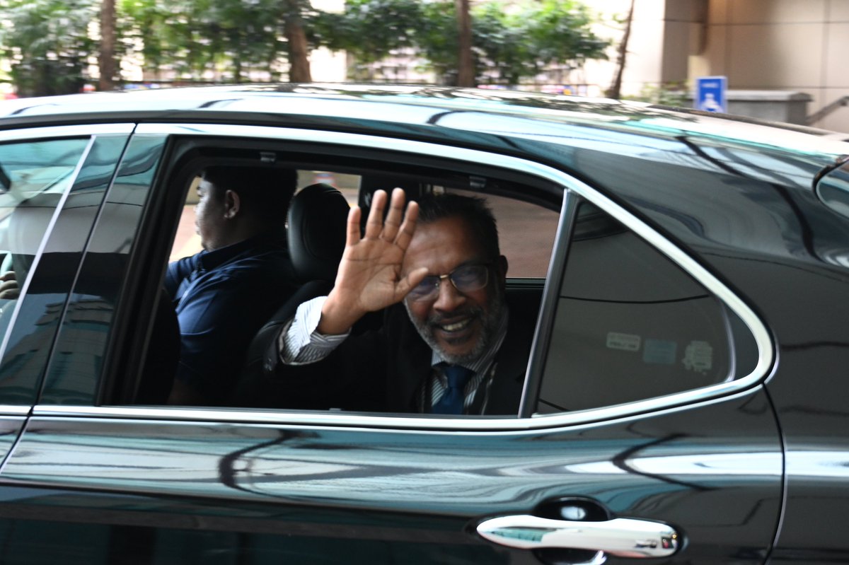 PUTRAJAYA, 8 Ogos 2025 - Sesi “Clock Out” YBhg. Datuk Donald Joseph Franklin, Ketua Bahagian Guaman, telah diiringi oleh semua Ketua Bahagian AGC serta hampir keseluruhan warga AGC yang memberikan lambaian perpisahan sebagai tanda penghargaan atas jasa dan khidmat bakti beliau.