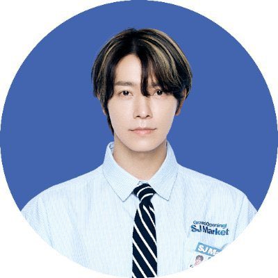 8__day's tweet photo. 우항항 마트 직원이 완전 멋부렸네 ㅋㅋㅋㅋㅋ >.<💙 https://t.co/z9cmbF5wOR