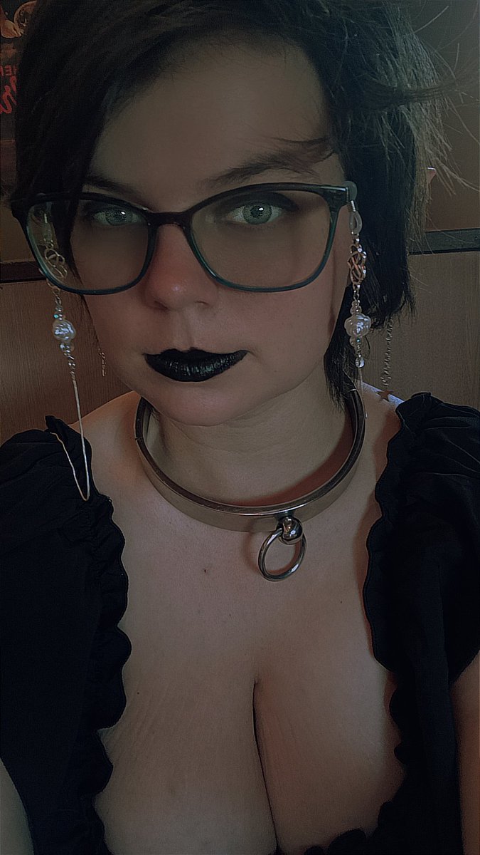 betta_queen's tweet photo. Sometimes I feel cute. 
#gothstyle #makeup #cute #nerd #renfair #fun #selfie https://t.co/s78uN7hpLW