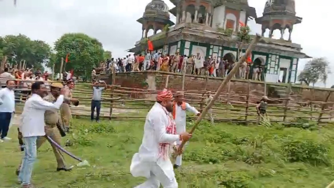 यूपी के फतेहपुर में नवाब अब्दुल समद के मकबरे को मंदिर बताकर दक्षिणपंथियों ने उत्पात मचाया है। पुलिस ने इन उपद्रवियों को ‘रोकने’ की भी ‘कोशिश’ की है। यह हमला किसी मकबरे पर होने के साथ-साथ भारतीय मुसलमानों की धार्मिक स्वतंत्रता और उनके आत्म सम्मान पर हमला है। 

ये तमाम उपद्रवी एक