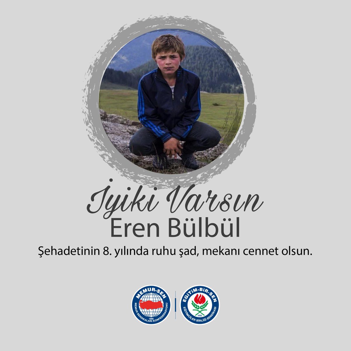 Terör olaylarını Karadeniz Bölgesine yaymaya çalışan PKK ile mücadele eden Mehmetçiğin yardımına koşan, vatan sevgisi ve gösterdiği cesaretle yüreklere kazınan 15 yaşındaki kahraman: Eren Bülbül.

Şehadetinin 8. yılında ruhu şad, mekanı cennet olsun. 🇹🇷

#İyikiVarsınEren