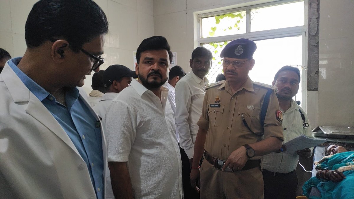 🚨श्रावस्ती : DM और SP जिला अस्पताल पहुंचे🚨

🆔 सड़क हादसे में घायल बच्ची का जाना हाल
🕵️‍♂️ हर संभव मदद का दिया आश्वासन
🕵️‍♂️ ट्रैक्टर बाइक की टक्कर में 5 की हुई थी मौत
🕵️‍♂️ बाइक जब्त, कानूनी कार्रवाई व जांच जारी- SP
📍 जमुनहा-बहराइच मार्ग पर बेगमपुर के पास हादसा
#Shrawasti #Accident