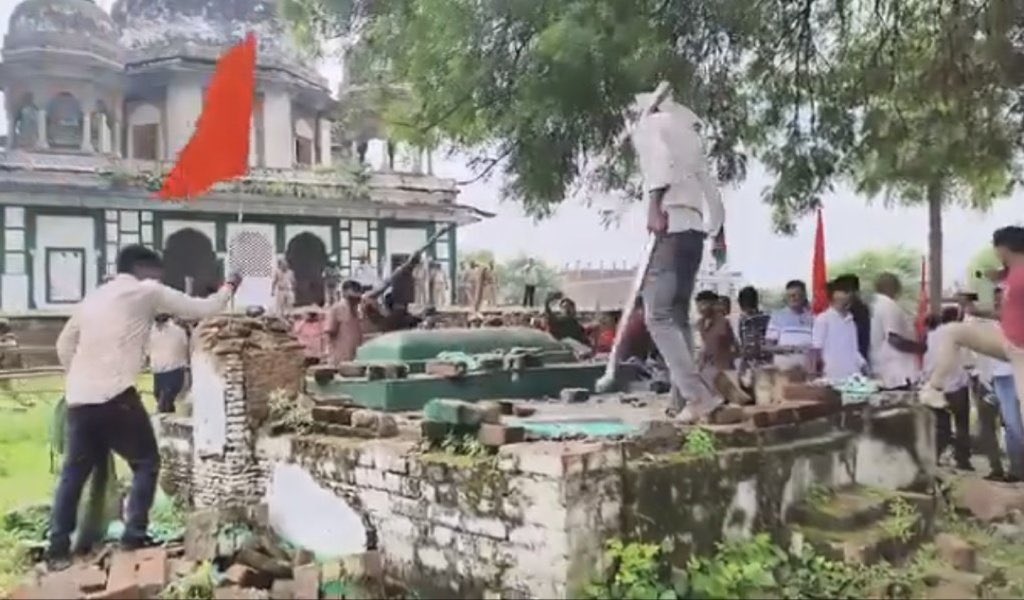 फतेहपुर बाबरी 2.0 बनाने की पूरी तैयारी हो रही है। 
#HindutvaTerrorist