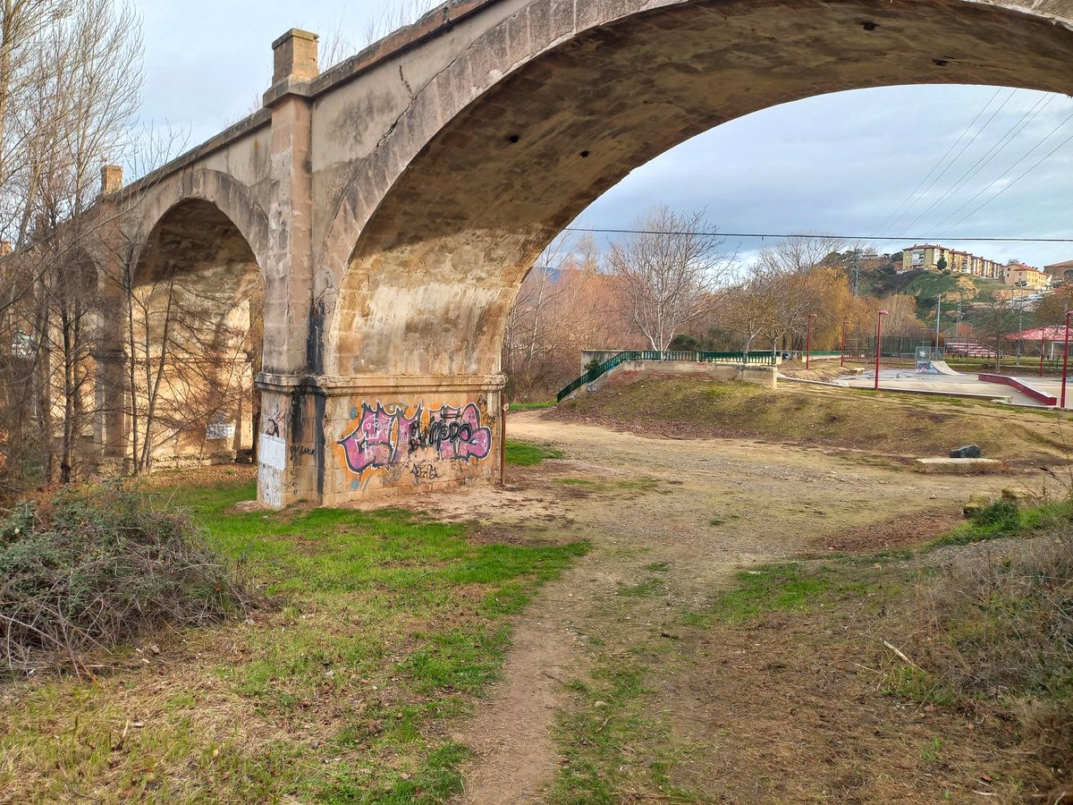 Santi_MBarajas's tweet image. El río Tirón a su paso por Haro (La Rioja), necesita ser renaturalizado. Además es de los pocos sitios donde vive el Visón Europeo. El año pasado presentamos al Ayuntamiento un proyecto para su renaturalización, pero lo rechazó, y renunció a la financiación europea. Lamentable.