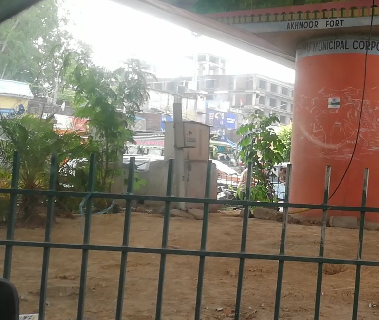 LakshitManhas's tweet photo. Bikram Chowk, Jammu: traffic lights DEAD for days! Chaos, jams, accidents waiting to happen.
Where’s the taxpayers’ money going? 
If we don’t get basic facilities, why make challans?
@Traffic_hqrs
@OfficeOfLGJandK
@CM_JnK
@dmjammuofficial
#jammu #BikramChowk #traffic https://t.co/uQMs9J3Pth