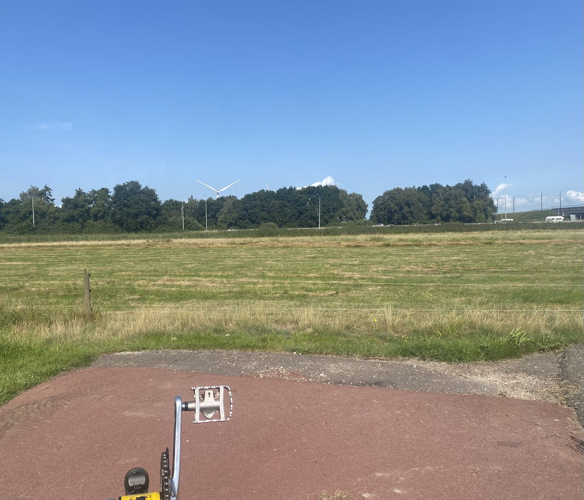 edwinuitzwolle's tweet photo. Op het nieuwste bedrijvenpark #H2O is blijkbaar ook gebouwd voor de #leegstand of is dit strategisch #vastgoed management? 
Dat is dan de enige reden die ik kan bedenken waarom er anders een spiksplinternieuw #bedrijfspand te koop staat. Er zijn ook nog lege kavels te vinden🗯️⤵️ https://t.co/c1KyL5B2yz
