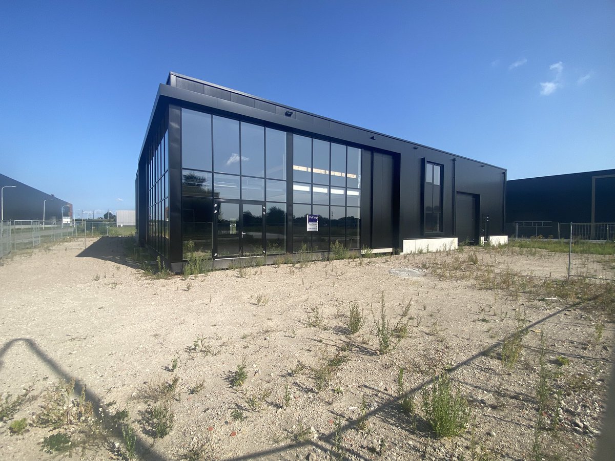 edwinuitzwolle's tweet photo. Op het nieuwste bedrijvenpark #H2O is blijkbaar ook gebouwd voor de #leegstand of is dit strategisch #vastgoed management? 
Dat is dan de enige reden die ik kan bedenken waarom er anders een spiksplinternieuw #bedrijfspand te koop staat. Er zijn ook nog lege kavels te vinden🗯️⤵️ https://t.co/c1KyL5B2yz