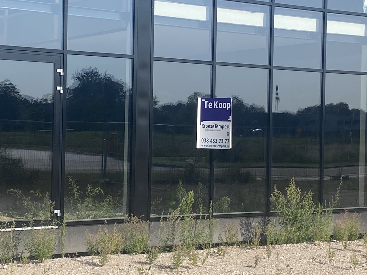 edwinuitzwolle's tweet photo. Op het nieuwste bedrijvenpark #H2O is blijkbaar ook gebouwd voor de #leegstand of is dit strategisch #vastgoed management? 
Dat is dan de enige reden die ik kan bedenken waarom er anders een spiksplinternieuw #bedrijfspand te koop staat. Er zijn ook nog lege kavels te vinden🗯️⤵️ https://t.co/c1KyL5B2yz