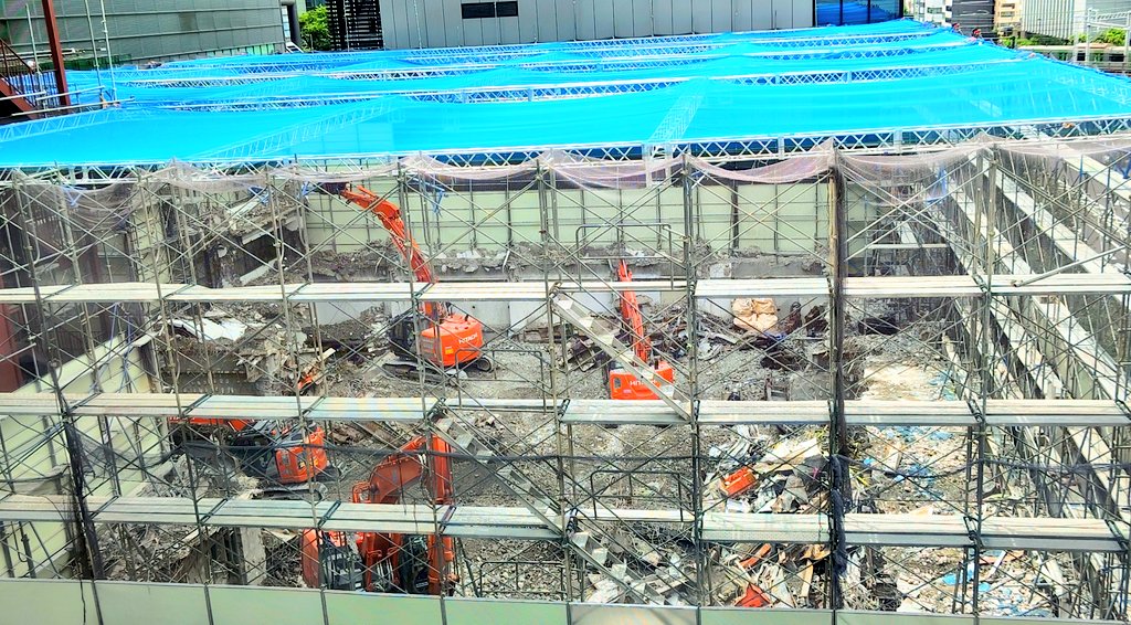 かなり進んだ階上解体現場ではたらく 日立建機 ZX225USRKｰ6とZX135USKｰ6 後方小旋回/後方超小旋回油圧ショベル