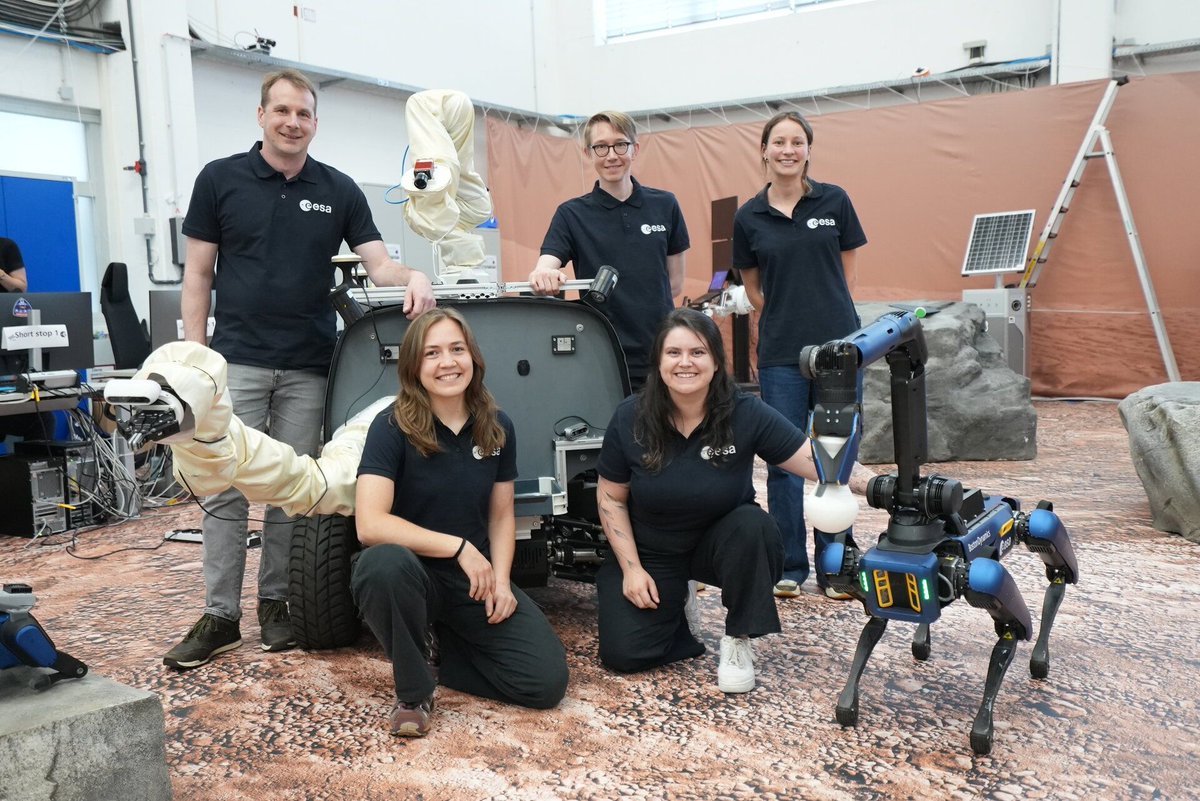 Цього літа команда роботів досліджувала симульований марсіанський ландшафт у Німеччині під дистанційним керівництвом астронавта з Міжнародної космічної станції. Це була четверта і фінальна сесія експерименту Surface Avatar, спільного проекту ESA та Німецького аерокосмічного