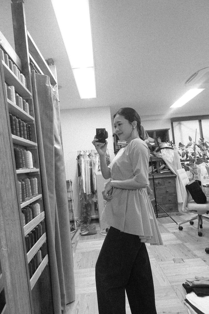 ayako___inoue's tweet photo. 次のアイテムサンプルがあがってきました🪡✨
何の色かストーリーズでみなさんに聞いてみた結果は、次の投稿に🤭
秋冬に着れるトップス。
ヒップ周りはカバーしつつ、ウエストのラインで足長やスッキリ見せを...✨
公開までお楽しみに!
#Ayakoi #tomeme #グラマーコーデ https://t.co/qRgGqBjegg