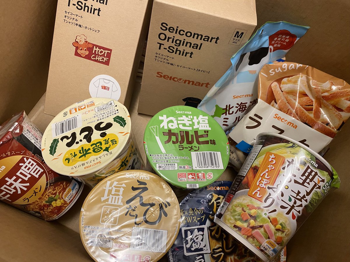 ayannkw's tweet photo. セコマ不定期が届きました🫶
セコマPBの詰め合わせ&amp;今回はセコマオリジナルTシャツも！
ホットシェフTシャツ、プリントの色が薄めで古着感あってそれがまた味が出てる。
NEWカラーのネイビーは、セコマオレンジとのコントラストがカワイイ☺️

早く北海道に行ってセコマのカツ丼食べに行かなきゃ…！！ https://t.co/MRYSnrzEja
