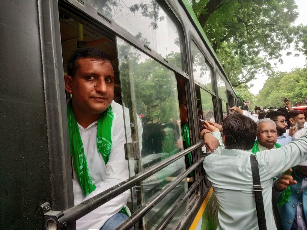 लोकतंत्र विरोधी हो चुकी चुनाव आयोग के बिहार में विशेष गहन पुनरीक्षण (SIR) के बहाने ग़रीब, वंचित, दलित एवं अल्पसंख्यक वर्गों के मताधिकार से खिलवाड़ के षड्यंत्र के विरुद्ध आज राष्ट्रीय जनता दल समेत इंडिया गठबंधन के सभी घटक दलों के माननीय सदस्यों ने संसद भवन से लेकर चुनाव आयोग के