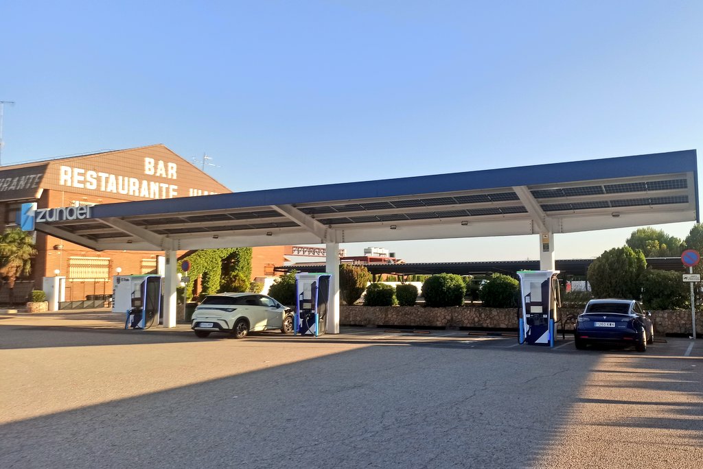 Hectorgd55's tweet photo. #VeranoConZunder muy buena estación de carga y la info que muestra la app. Restaurante no tan masificado como otros en el mismo trayecto 📌 apuntada para los próximos viajes a la costa. Al mismo precio que Tesla (0,40€/kWh) con la subscripción de @AsociacionAUVE
Un acierto. https://t.co/FPDXpEEhFn