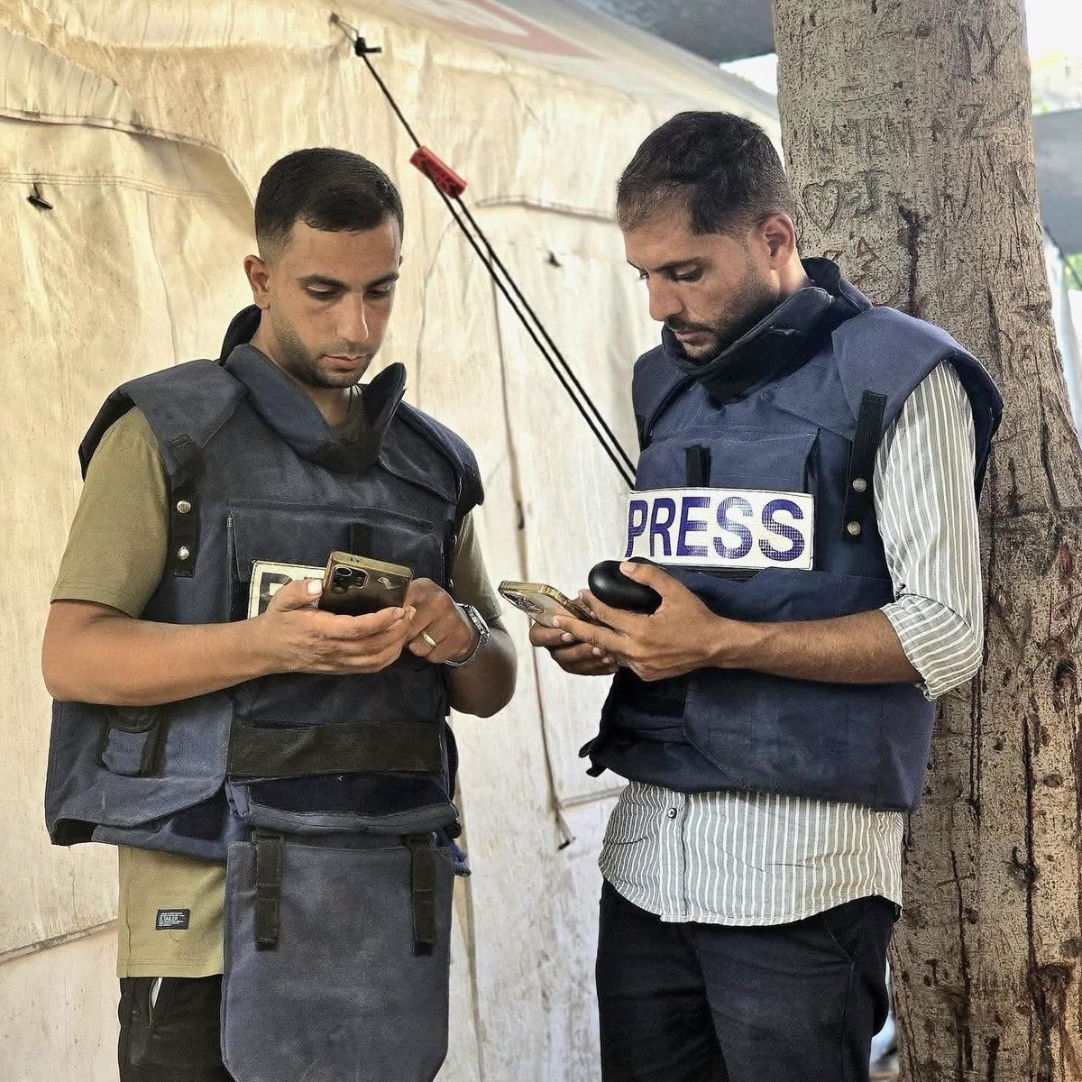 Hasan_Jneed's tweet photo. The killing of journalists through direct targeting in an airstrike by the Israeli army is a condemned crime and a stain on the face of democracy and freedom worldwide.

#Palestina #anasalsharif #gaza https://t.co/gMjAdCS6n7