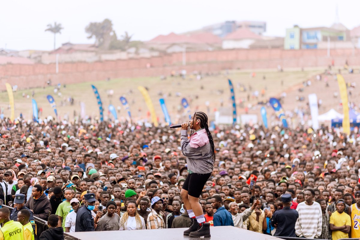 “Muhanga” You showed up big time with full energy, singing word for word! 
Ndabakunda cyane🫶🏽

Rubavu, batu ba kwetu , We are ending on a high note! I hope you are ready🚀

#WayzOnTour #LiveEnergy #SayAahaaan