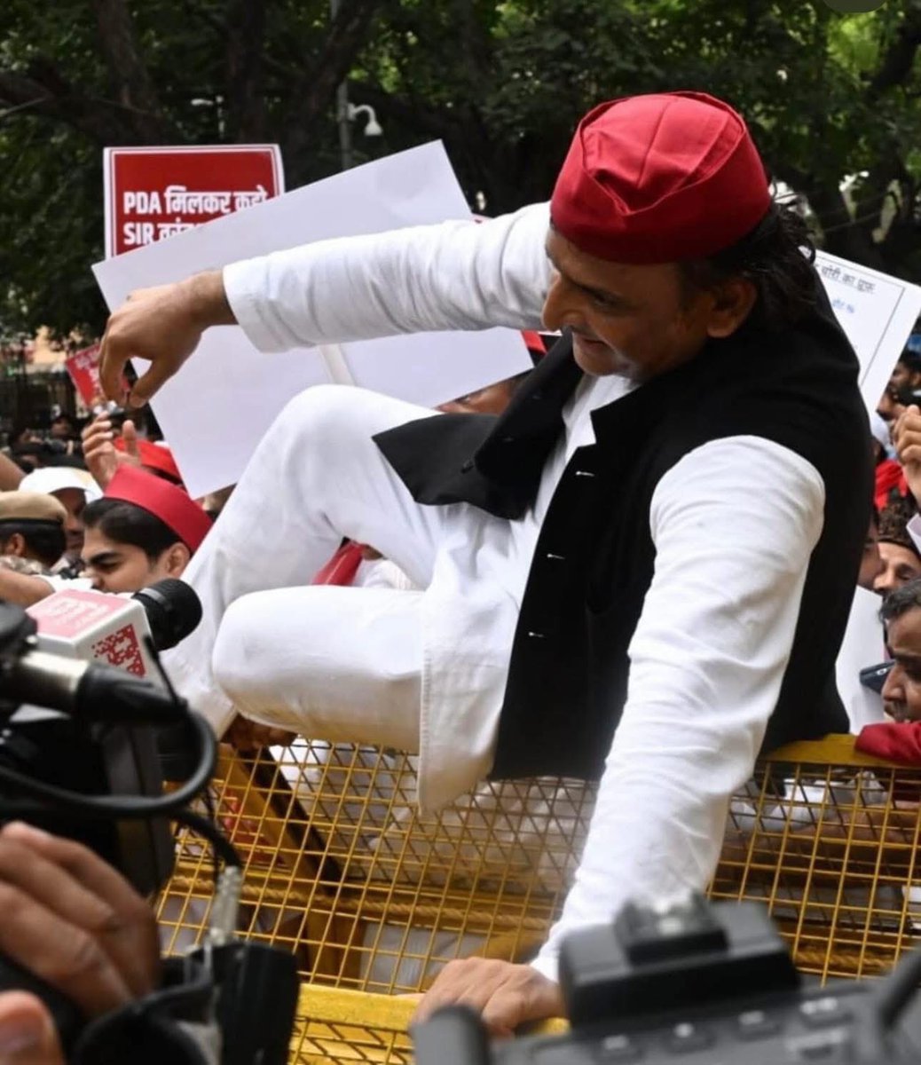 मैं कट्टर कांग्रेसी हूँ पर ऐसी तस्वीर आज के वक्त में राहुल गांधी के साथ किसी नेता की आती है तो वो है अखिलेश यादव 

शानदार जानदार प्रदर्शन किया है अखिलेश जी ने ✊🔥