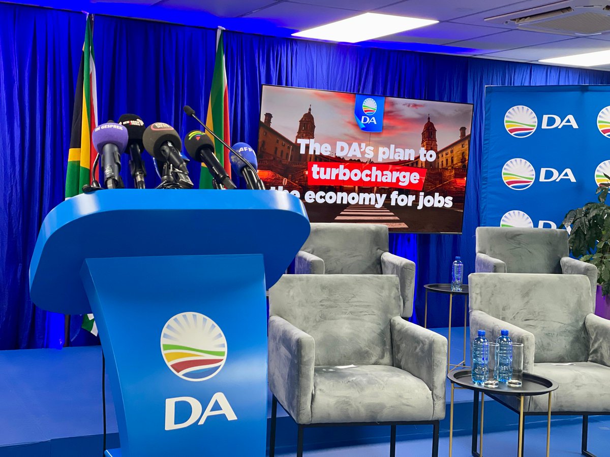 🔴 [LIVE NOW] Watch as the DA Leader John Steenhuisen reveals the DA’s bold plans to grow the economy for jobs, taking on job-killing policies like BEE, the Employment Equity Act &amp; the Expropriation Act.

Broadcast links 🔽

YouTube: youtube.com/live/0k00CjREZ…

Facebook: