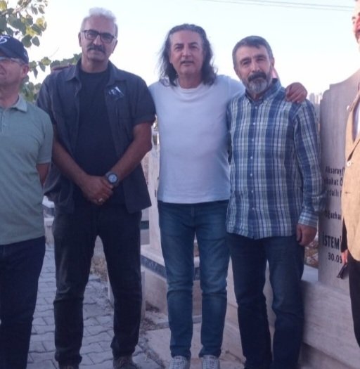 PKK ile çatışmada yaralan, kumpasla 7 yıl hapis yat!
Şimdi yerleştiğin köyde "sürecin iklimi" gereği saldırıya uğra!
Saldıranlar, sizin için anlamı yok ama bir Gazi bizim için vatan demektir. 
Yaşımız biraz geçti. Fakat savaş moduna geçersek tehlike arzederiz haberiniz olsun!+