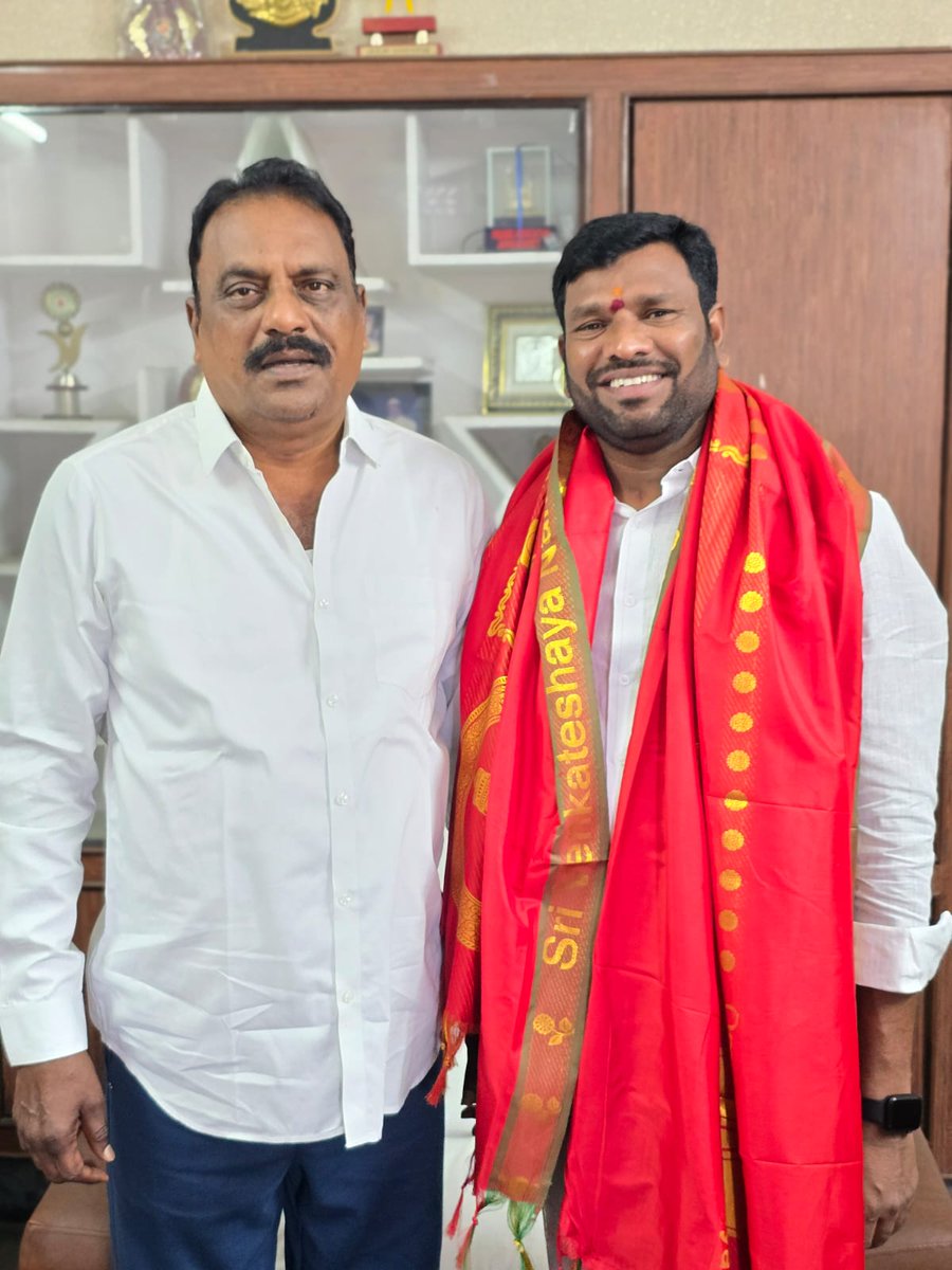 aerupula123's tweet photo. On the occasion of my birthday today, I had the privilege of receiving the blessings of MLA Prakash Goud garu. @DrRanjithReddy @ManaManikonda @SitaramDhulipa1 https://t.co/2avyogAJGM