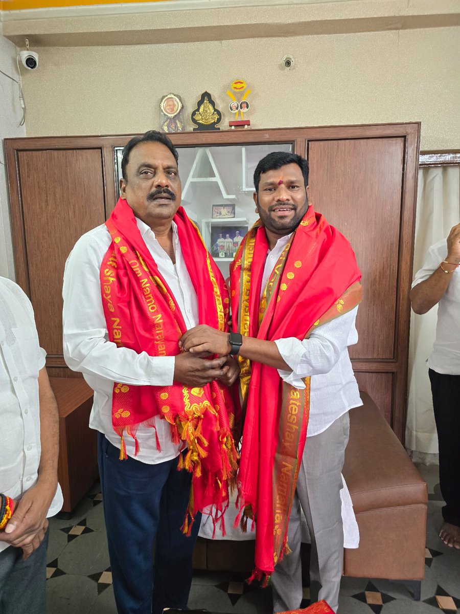 aerupula123's tweet photo. On the occasion of my birthday today, I had the privilege of receiving the blessings of MLA Prakash Goud garu. @DrRanjithReddy @ManaManikonda @SitaramDhulipa1 https://t.co/2avyogAJGM