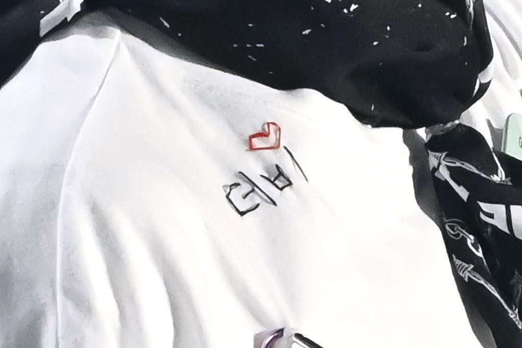 헐 대박..
이거 글씨로 쓴 줄 알았는데 바느질 한거였어?ㅜㅜ 아 귀여워