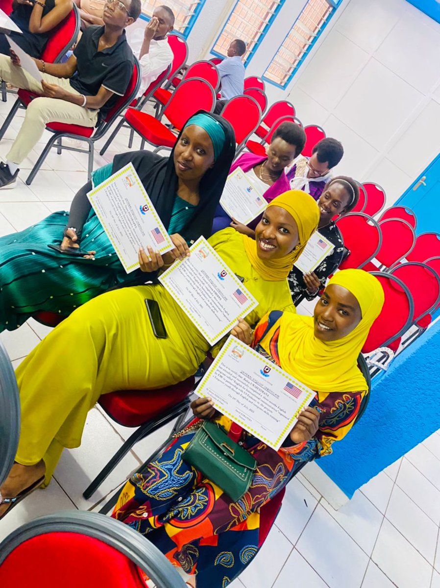 igiranezaDavid4's tweet photo. Proud to have played a key role in the success of recent EMC graduated Students 🎓  . The Future is bright !

#EMC
#HAGWON 
#TutorpreneurBurundi
#Bujaenglishquizclub https://t.co/Ty9hSrW9j2