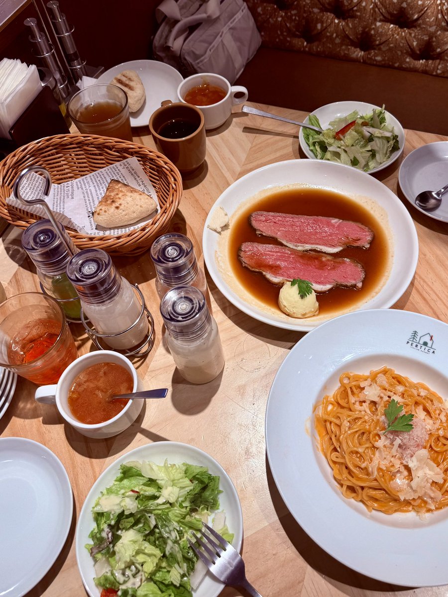 姉とデート。ペルティカ小平店。
予約しそびれたので開店20分前に並んで一番ゲット👍
紅ずわい蟹のパスタとローストビーフをシェアして食べたよ〜
店員さんがとても感じが良い✨