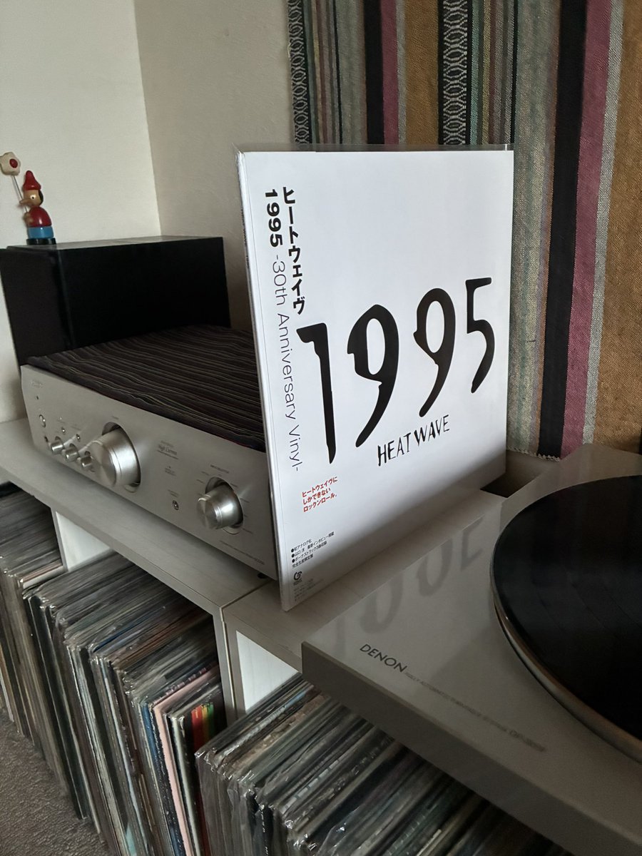 345Fiesta's tweet photo. ヒートウェーブの1995をレコードで聴く夏の夕暮れ、　ヒートウェーブにしか出来ないロックンロール。 https://t.co/CRojQPnw9I