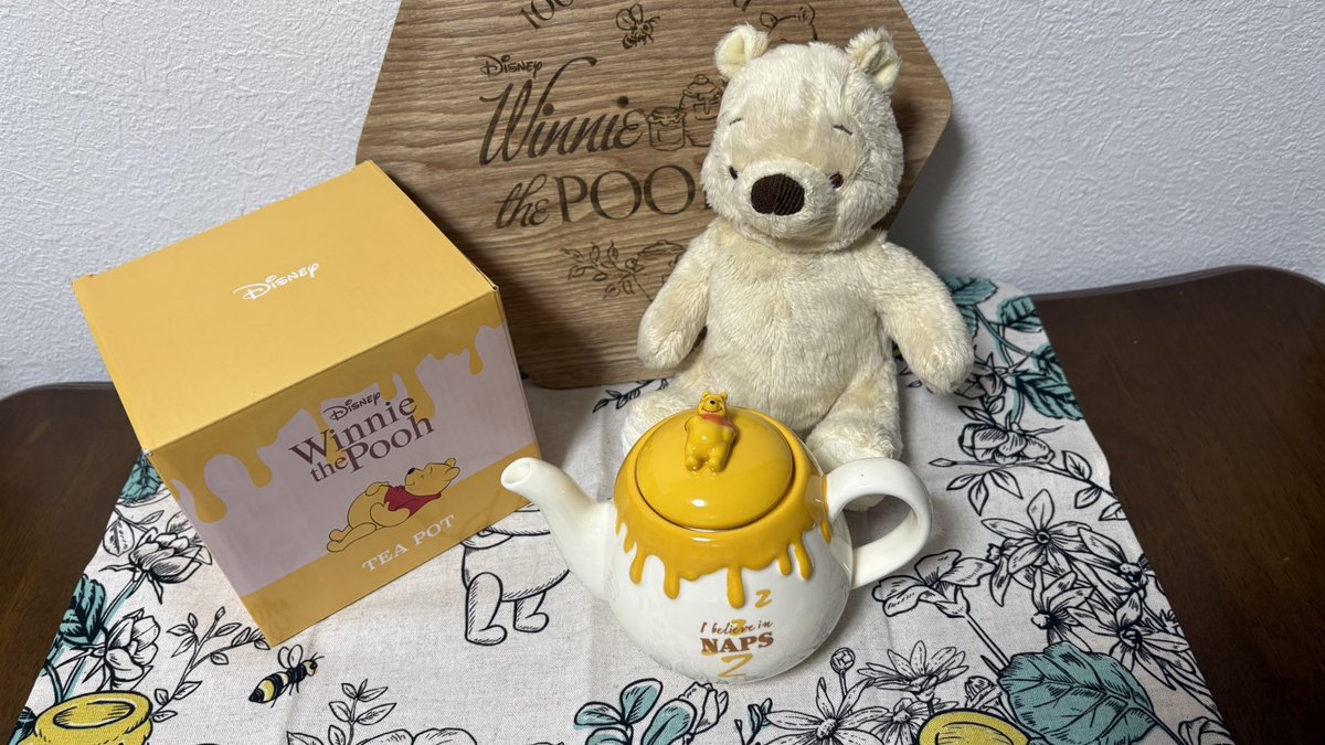 Poohandtea's tweet photo. tips / PG
お昼は、まるき製パン所のエビプリカツロール🦐15分ほど並んだ💦
エビたっぷりで美味しい🤍
そして、先日阪急うめだ本店のくまのプーさん100エーカーの森フェスティバルでお迎えしたポットを初おろし💞
プーさんが蓋で寝ているデザインでかわいい🍯🐻
#茶好連 
#まるき製パン所 https://t.co/MM8BjEWNJz