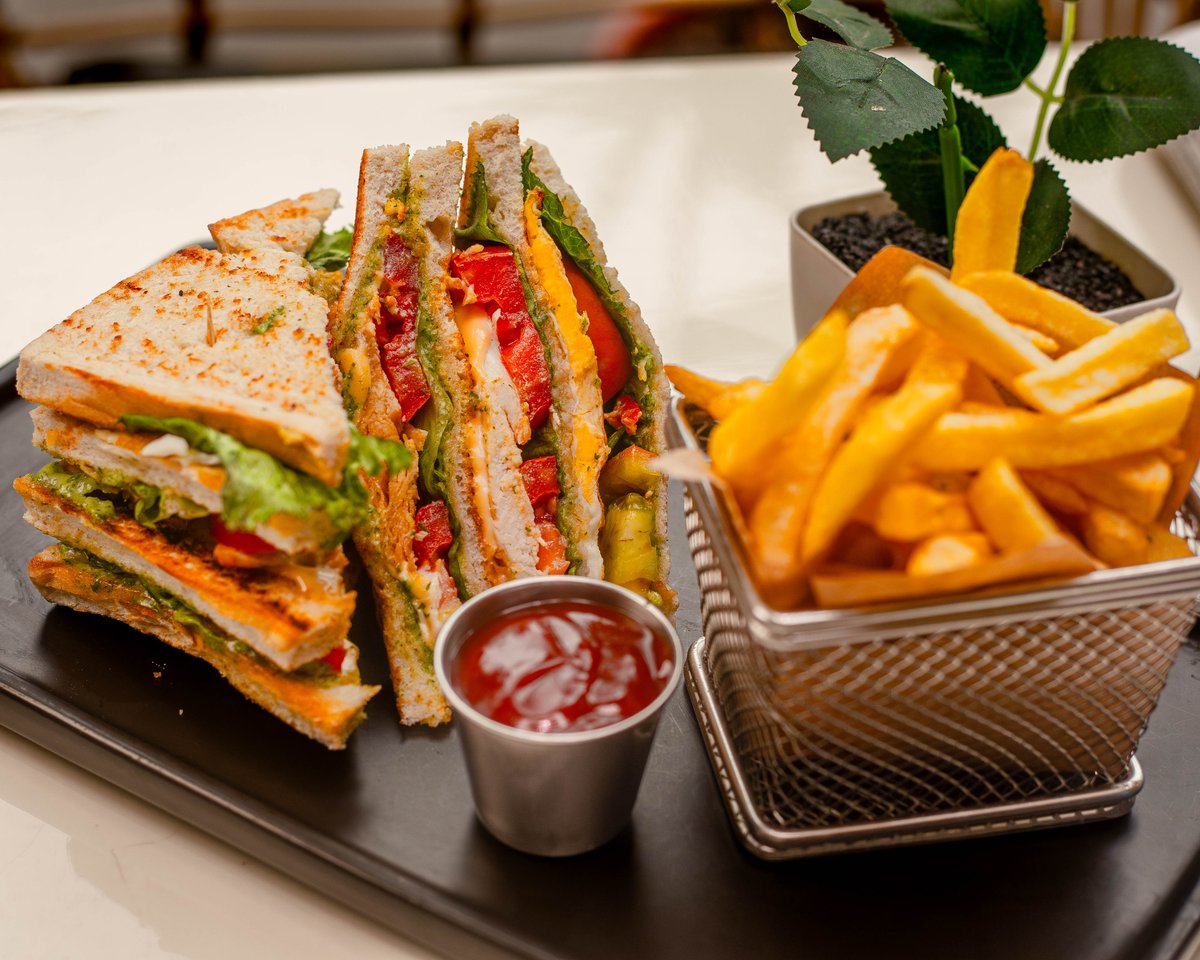 TheGridLagos's tweet photo. Savor a mouthwatering Sandwich stacked to perfection. 🥪

Kindly make it a date and visit us this week. ✨

#TheGridLagos #Sandwich #Foodie #FineDiningExperience https://t.co/UuUzbDlEuf