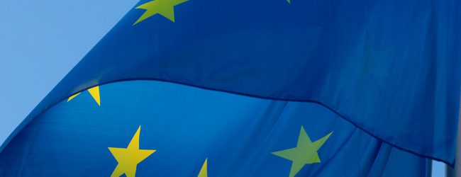 DirtyHarry_tv's tweet photo. Regulierung bis zum Exitus: EU-Entwaldungsverordnung bedroht 370.000 Unternehmen

Mit ihrem Regulierungswahn machte es die EU ihren Bürgern und  Firmen noch nie leicht. Doch was zum 30. Dezember 2025 in Kraft tritt,  stellt alles bisher Dagewesene in den Schatten. Ab diesem Datum gilt die  sogenannte EU-Entwaldungsverordnung (EUDR), eine der umfassendsten  Regulierungsmaßnahmen der letzten Jahre, wenn nicht Jahrzehnte. Die neue  Regelung, die für kleine Betriebe erst ab Juni 2026 verbindlich wird,  verbietet nämlich den Handel mit sämtlichen Produkten, die mit der  Zerstörung von Wald in Verbindung gebracht werden könnten. Nach  Schätzungen der Bundesanstalt für Landwirtschaft und Ernährung (BLE)  werden europaweit etwa 370.000 Unternehmen von den strengen Vorgaben  betroffen sein.

Die Verordnung stellt Unternehmen vor gewaltige bürokratische  Herausforderungen: für sämtliche importierten Waren muß zertifiziert  werden, daß ihre Rohstoffe nicht von Flächen stammen, die nach dem 31.  Dezember 2020 gerodet wurden. Die Produktpalette reicht von Kaffee und  Kakao über Soja und Rindfleisch bis hin zu Kautschuk und Holzprodukten.  „Schokolade und reines Kakaopulver sind beispielsweise erfaßt, nicht  aber der mit Kakaobutter gebackene Keks“, erläutert Thomas Uhlig von der  Juristenvereinigung KPMG Law die komplexe Regelung. Bei Verstößen  drohen drakonische Strafen bis zu vier Prozent des Jahresumsatzes.

Besonders betroffen sind Unternehmen, die mindestens zwei der  folgenden Kennzahlen überschreiten: 50 Millionen Euro Umsatz, 25  Millionen Euro Bilanzsumme oder 250 Mitarbeiter. Diese Firmen müssen  künftig jährlich eine detaillierte Sorgfaltserklärung vorlegen, die  neben Lieferantenangaben und Produktzusammensetzungen sogar die exakten  Geokoordinaten der in Anspruch genommenen Anbauflächen enthalten muß.  Als Nachweis für entwaldungsfreie Produktion sollen unter anderem  Satellitenbilder dienen.

Die praktische Umsetzung der Vorschrift läßt vielen Unternehmern  schon jetzt die Haare zu Berge stehen. Ein Kölner Großhändler äußert  Bedenken, daß selbst simple Pappbecher für Kaffee unter die Regelung  fallen könnten. Thomas Uhlig warnt: „Als Kautschuk-Produkte betroffen  sind Reifen und Schläuche. Für das Endprodukt Auto oder Fahrrad selbst  gilt die Verordnung jedoch aktuell nicht.“ Besondere Probleme erwarten  Experten bei Lieferanten aus Risikoregionen wie Sri Lanka oder  Indonesien, die oft nicht über die notwendigen Nachweisdokumente  verfügen.

Neben den ökologischen Anforderungen verlangt die EUDR zudem die  Einhaltung sämtlicher relevanter Gesetze des Ursprungslandes – von  Arbeitsrechten über Steuervorschriften bis zur Korruptionsbekämpfung.  Diese umfassenden Anforderungen stellen besonders kleinere  landwirtschaftliche Betriebe ohne ausreichende technologische und  finanzielle Ressourcen vor kaum lösbare Probleme.

Die EUDR markiert damit einen neuen bürokratischen Höhepunkt der  europäischen Regulierungswut, die viele Unternehmen an den Rand der  Belastbarkeit bringt. Aber das hat die EU-Kommission noch nie  interessiert.