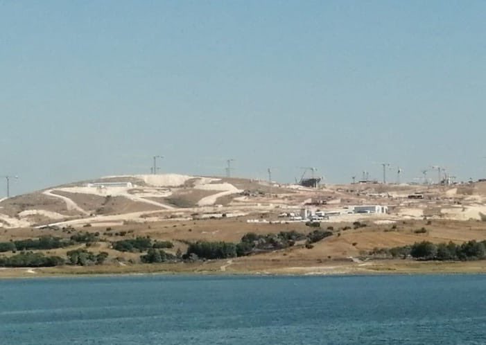 Dün Sazlıdere Barajı Terfi Merkezimizden su arıtma tesislerimize 172.591 m3 su gönderdik. Bu miktar Avrupa yakası su ihtiyacının % 7,8’ini oluşturmaktadır. Diğer barajlarda su azaldığında bu rakam daha da artmaktadır. Küresel ısınmanın yıkıcı etkilerinin arttığı, bölgesel