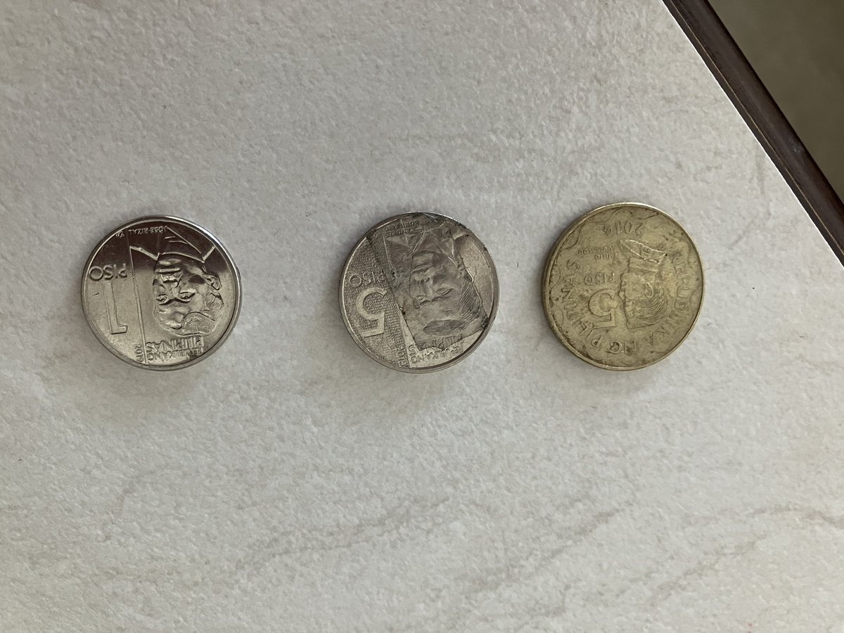 フィリピンのコイン。右から旧5ペソ、新5ペソ、新1ペソ。真ん中と左 が限りなく判別しづらい。毎日出かける前の日課は新5ペソコインを選り分けポケットに入れること。ジプニー乗る時などに優先的に使う。