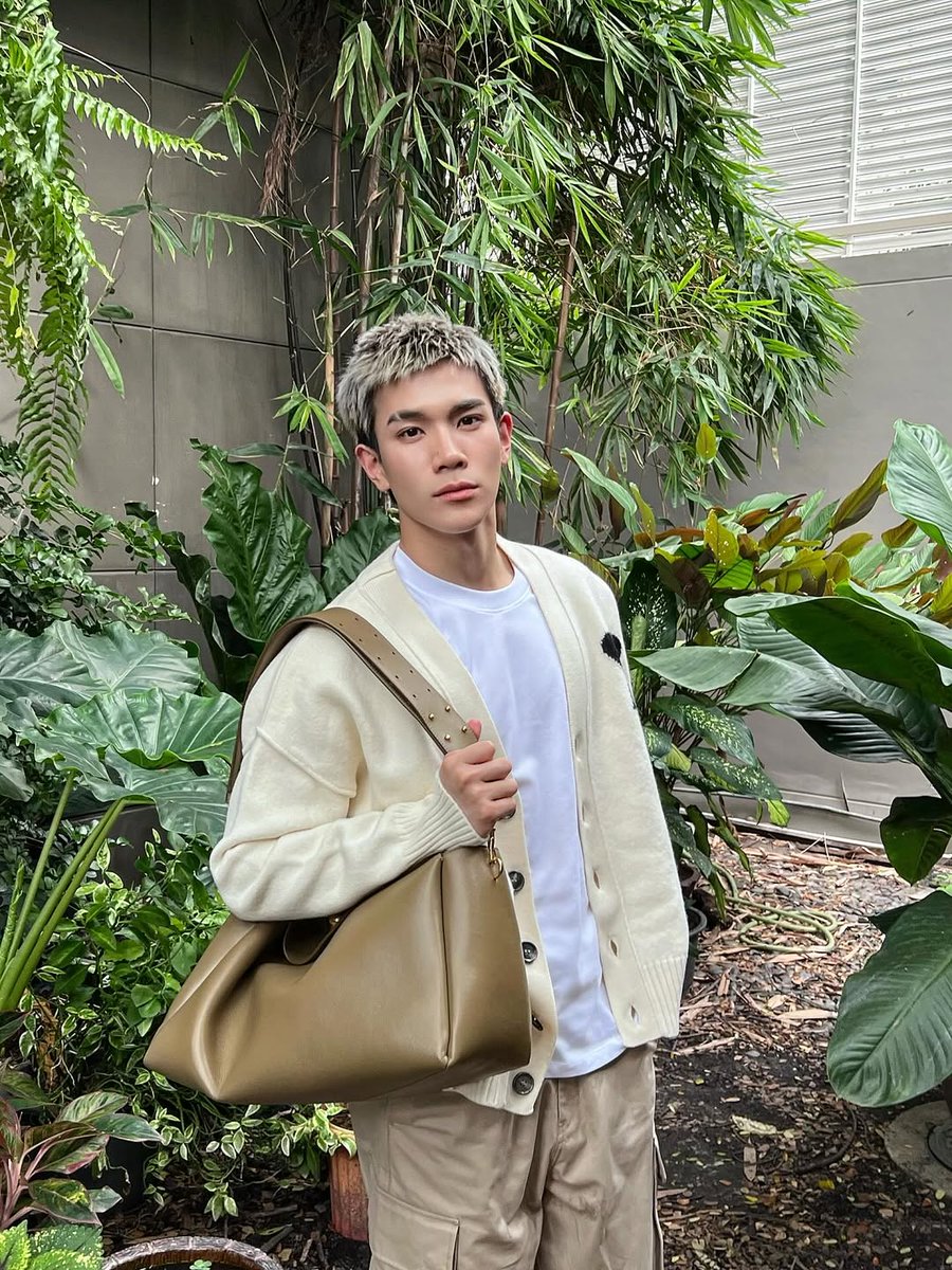 หล่อพร้อม! ส่งภาพ 'โฟร์ท' กับลุคต้อนรับฤดูกาล Fall/Winter ด้วยไอเท็มจาก Ami Paris สี Hazelnut ที่เผยโฉม ADC Logo สีดำดีไซน์ใหม่ ดูคลาสสิกเหนือกาลเวลา 💚

#AmiParis #AmiFW25 
#FourthNattawat 
#MintNews