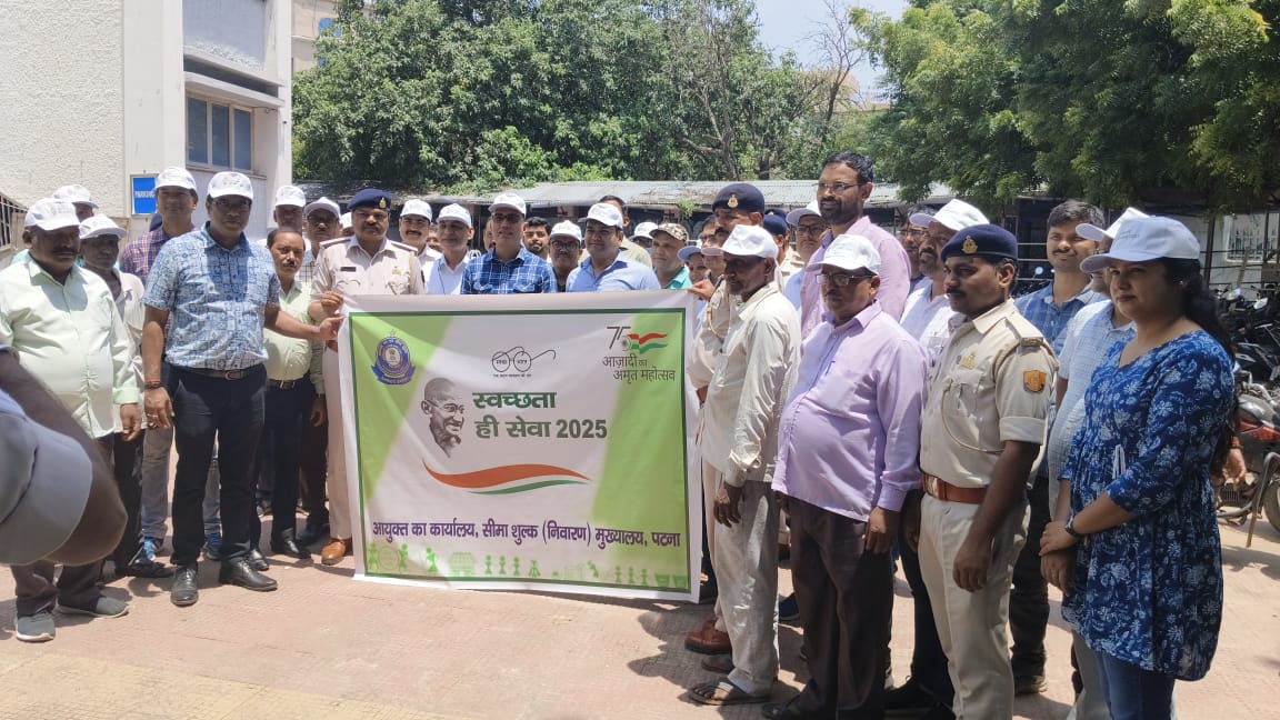 CustomsPatna's tweet photo. On the occasion of Swachhta Pakhwara, 2025, officers of the Customs (P) Commissionerate, Patna took pledge for swachhta and undertook cleaning of office premises. https://t.co/VWyDbyrt7K