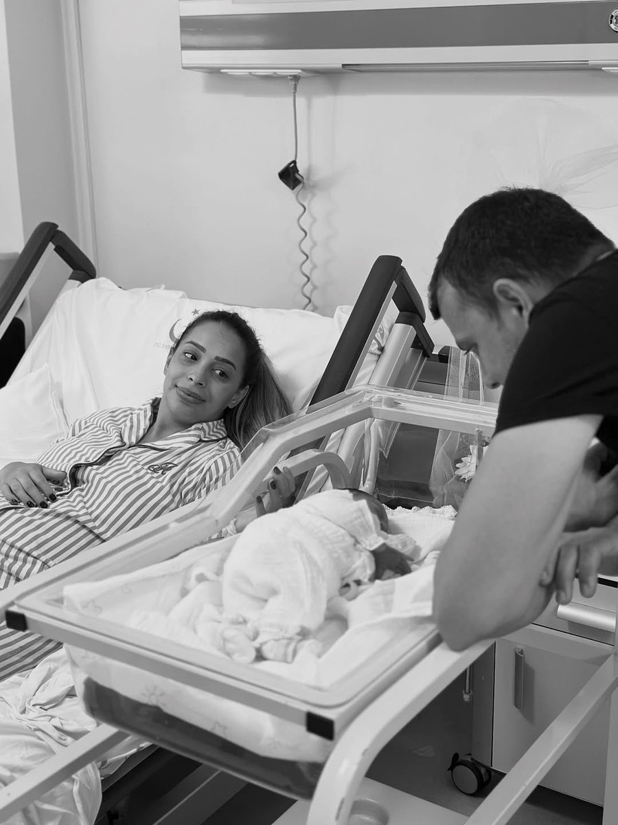 Bir çift, doğan kızlarına “Parla Hilal” ismini verdi.

Soyadıyla birlikte “Parla Hilal Yıldız.”