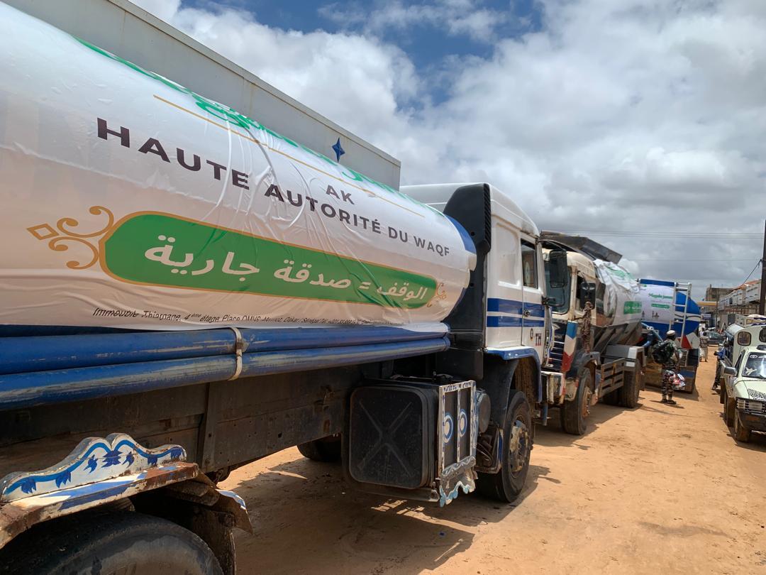 Haw_sn's tweet photo. 📢 À l’approche du #GrandMagal de #Touba, la Haute Autorité du Waqf (HAW) renforce l'accès à l'eau potable ! 💧

5 camions-citernes ont été remis au comité d'organisation pour approvisionner la Ville Sainte. Un geste inspiré du waqf prophétique, alliant solidarité et durabilité. https://t.co/0uOtvcfVcH