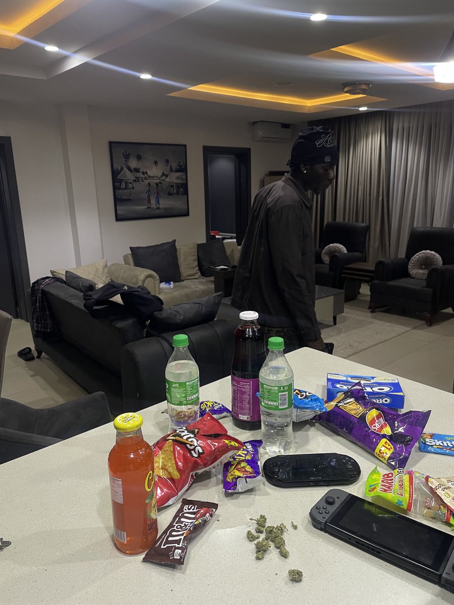 johnsonabyss's tweet photo. Stay posted with my bruddas https://t.co/gRh4T0OpXW
