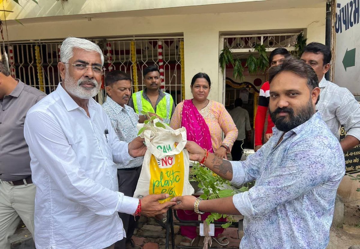dilip_bagaria's tweet photo. 🌴 પર્યાવરણ સુરક્ષા તરફ એક કદમ 🌴 

આજ સવારે @AmdavadAMC દ્વારા @vejalpurward માં આવેલ હરિઓમ મહાદેવ મંદિર (ટાઈમ્સ ઓફ ઇન્ડિયા રોડ) ખાતે ઉપસ્થિત રહી નગરજનો અને ભાવિક ભક્તોને કાપડ ની થેલી તેમજ તુલસીના છોડનું નિ:શુલ્ક વિતરણ કર્યુ.

#દિલીપબગરિયા 
#વેજલપુર #AMCV 
#GandhinagarLoksabha https://t.co/UTW2M503l8