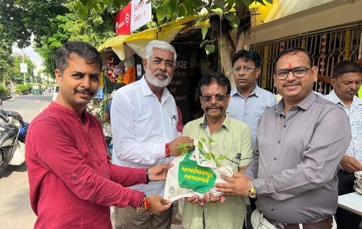 dilip_bagaria's tweet photo. 🌴 પર્યાવરણ સુરક્ષા તરફ એક કદમ 🌴 

આજ સવારે @AmdavadAMC દ્વારા @vejalpurward માં આવેલ હરિઓમ મહાદેવ મંદિર (ટાઈમ્સ ઓફ ઇન્ડિયા રોડ) ખાતે ઉપસ્થિત રહી નગરજનો અને ભાવિક ભક્તોને કાપડ ની થેલી તેમજ તુલસીના છોડનું નિ:શુલ્ક વિતરણ કર્યુ.

#દિલીપબગરિયા 
#વેજલપુર #AMCV 
#GandhinagarLoksabha https://t.co/UTW2M503l8