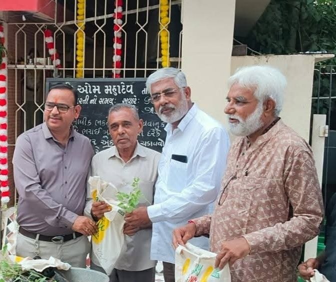 dilip_bagaria's tweet photo. 🌴 પર્યાવરણ સુરક્ષા તરફ એક કદમ 🌴 

આજ સવારે @AmdavadAMC દ્વારા @vejalpurward માં આવેલ હરિઓમ મહાદેવ મંદિર (ટાઈમ્સ ઓફ ઇન્ડિયા રોડ) ખાતે ઉપસ્થિત રહી નગરજનો અને ભાવિક ભક્તોને કાપડ ની થેલી તેમજ તુલસીના છોડનું નિ:શુલ્ક વિતરણ કર્યુ.

#દિલીપબગરિયા 
#વેજલપુર #AMCV 
#GandhinagarLoksabha https://t.co/UTW2M503l8