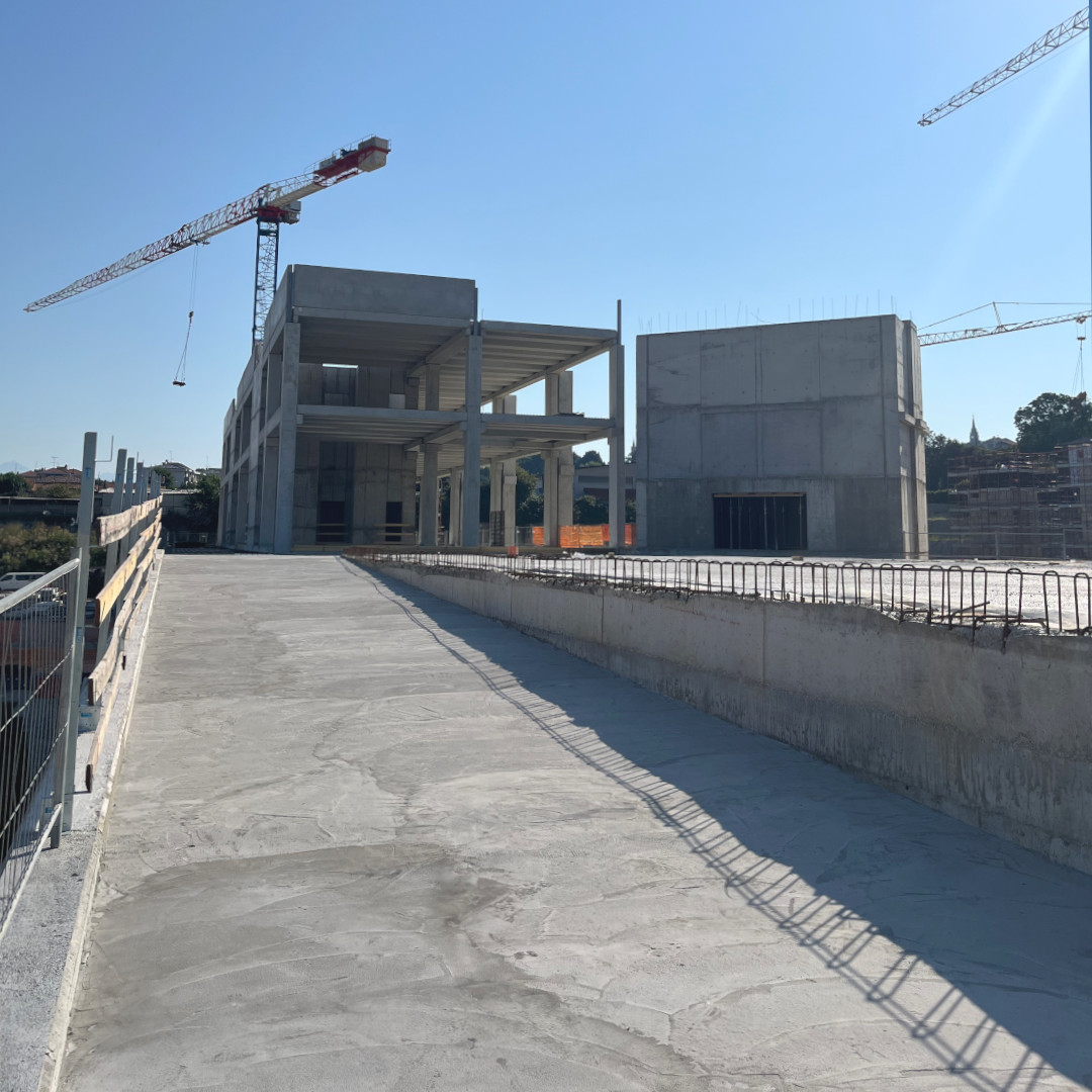 cantuarena's tweet photo. Summer highlights: dopo aver terminato la costruzione del pavillon e delle strutture connesse, si conclude anche la parte di lavori strutturali del building hospitality 😎✅ #CantuArena https://t.co/mIY0LHiUht