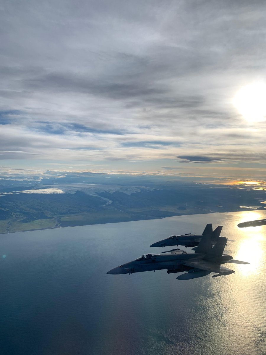 EMADmde's tweet photo. Despedimos el #día en #Islandia donde seis F-18🇪🇸 del #DATSTINGA han escoltado a tres bombarderos B-1 de la Fuerza Aérea de 🇺🇲 en tránsito desde Norteamérica hacia Europa. Una muestra de cooperación y compañerismo entre fuerzas aéreas mientras garantizan la seguridad del espacio aéreo del norte de la Alianza #MOPS @NATO_AIRCOM @EjercitoAire .